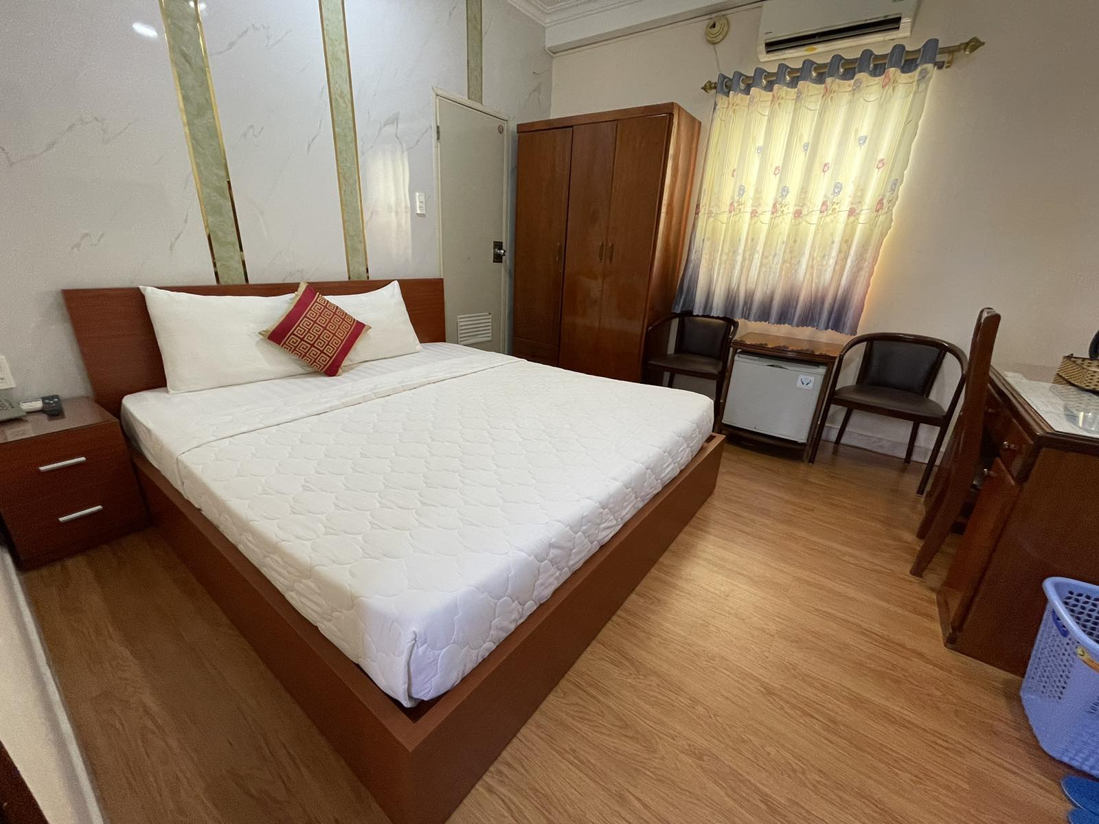 VIP 1 BED ROOM 1,8m. 1 - 2 PEOPLE. Free breakfast, water, coffee, tea.