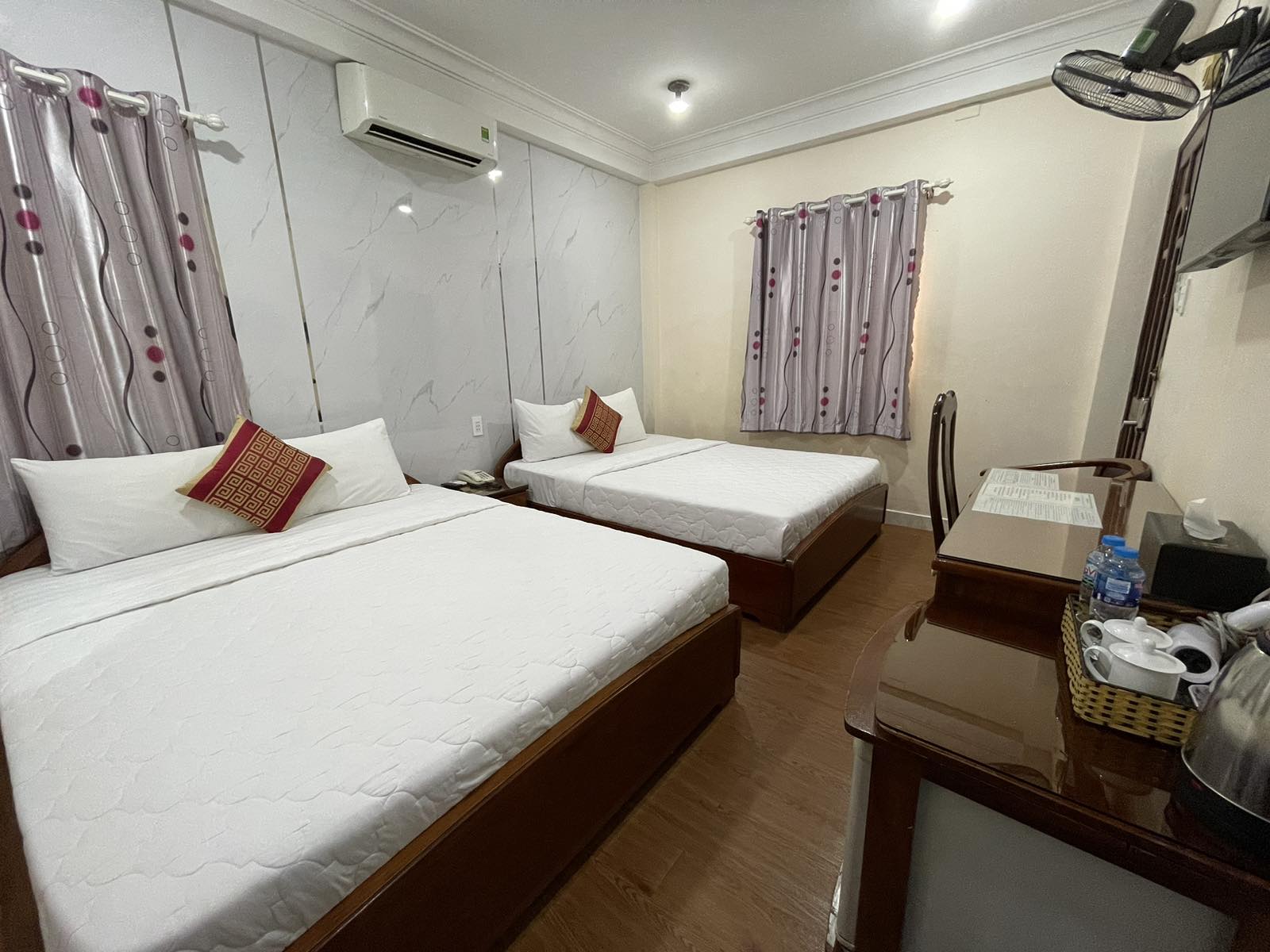 VIP 2 BED ROOM 1,6m+1,6m. 2 PEOPLE. Free breakfast, water, coffee, tea.